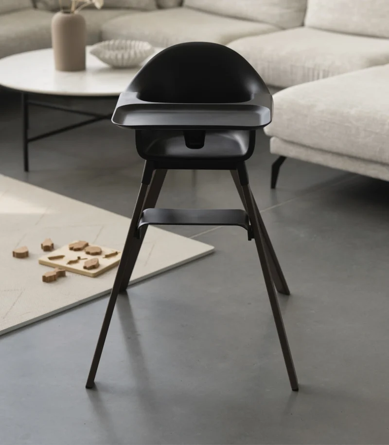 USCA_Clikk-25_UGC-imagery_Front_Black_WarmBrown_938x1072px Stokke Clikk High Chair