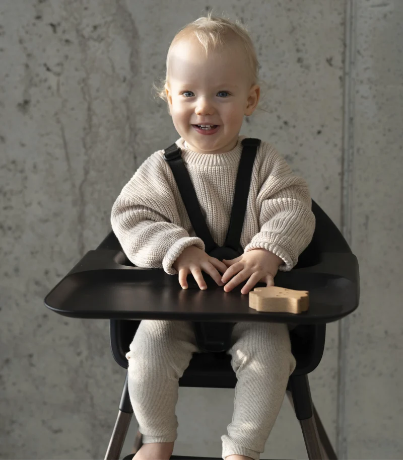 USCA_Clikk-25_UGC-imagery_Product-baby-closeup_Black_WarmBrown_938x1072px Stokke Clikk High Chair