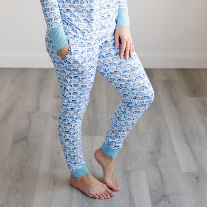 https://www.blossom.baby/wp-content/uploads/2021/02/women-s-pjs-blue-rainbows-women-s-bamboo-viscose-pajama-pants-1_720x-min.jpg