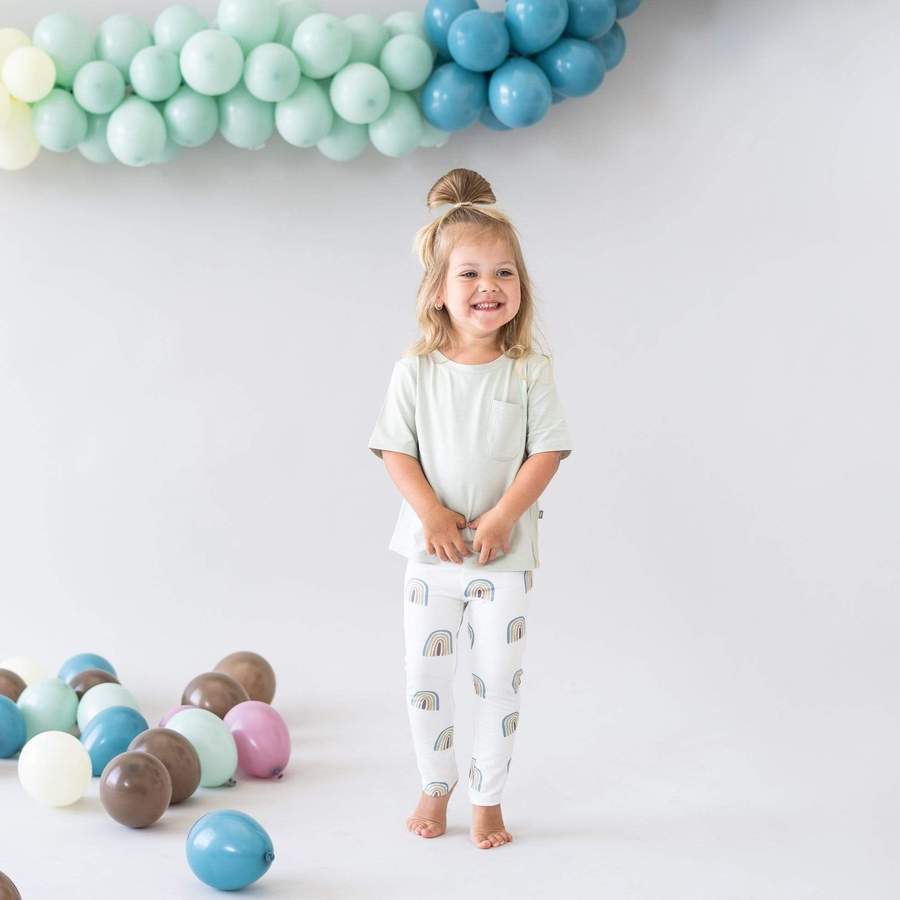 https://www.blossom.baby/wp-content/uploads/2021/09/kyte-baby-toddler-leggings-printed-toddler-leggings-in-aloe-rainbow-29893252218991_900x.jpg