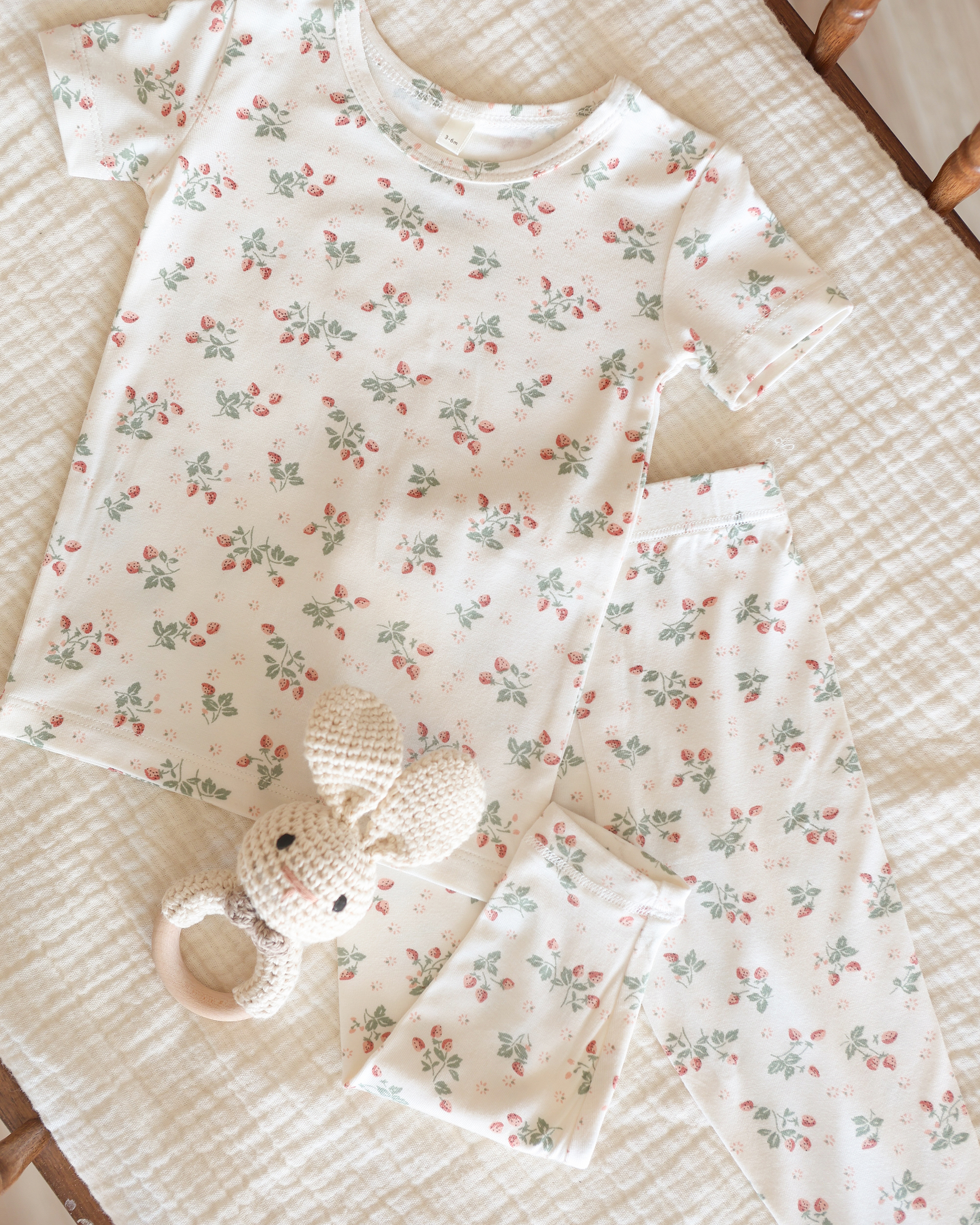 Quincy Mae Bamboo Short Sleeve Pajama Set In Strawberries