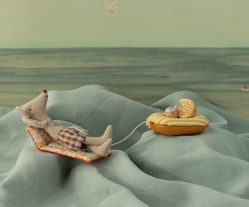 Dad Beach Mouse With Flower Air Mattress from Maileg