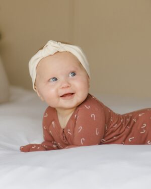 Quincy Mae Bamboo Zip Footie In Candy Canes