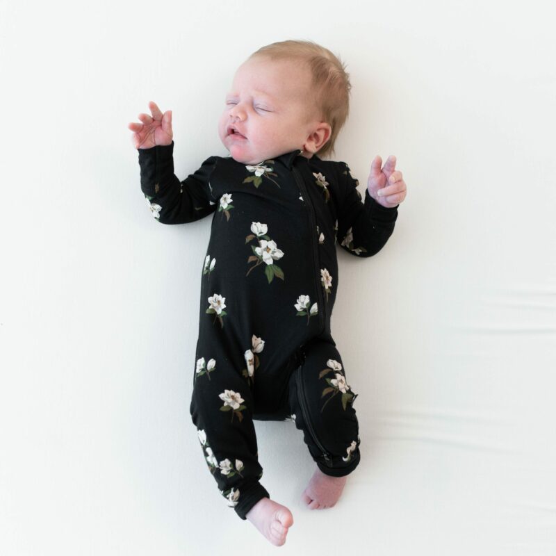 Kyte BABY Zippered Romper in Small Midnight Magnolia Kyte BABY Zippered Romper in Small Midnight Magnolia