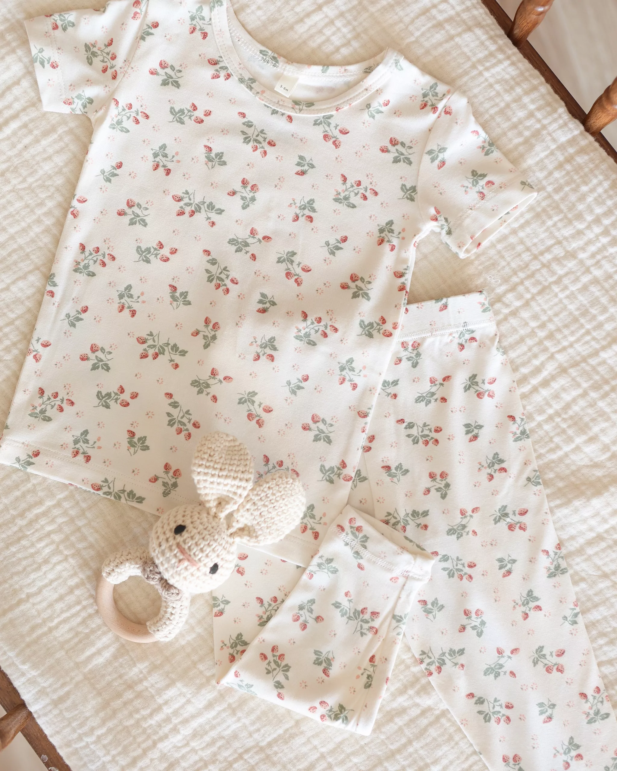 Quincy Mae Bamboo Short Sleeve Pajama Set In Strawberries