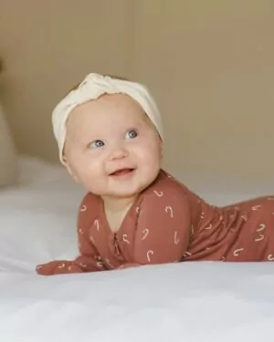 Quincy Mae Bamboo Zip Footie In Candy Canes